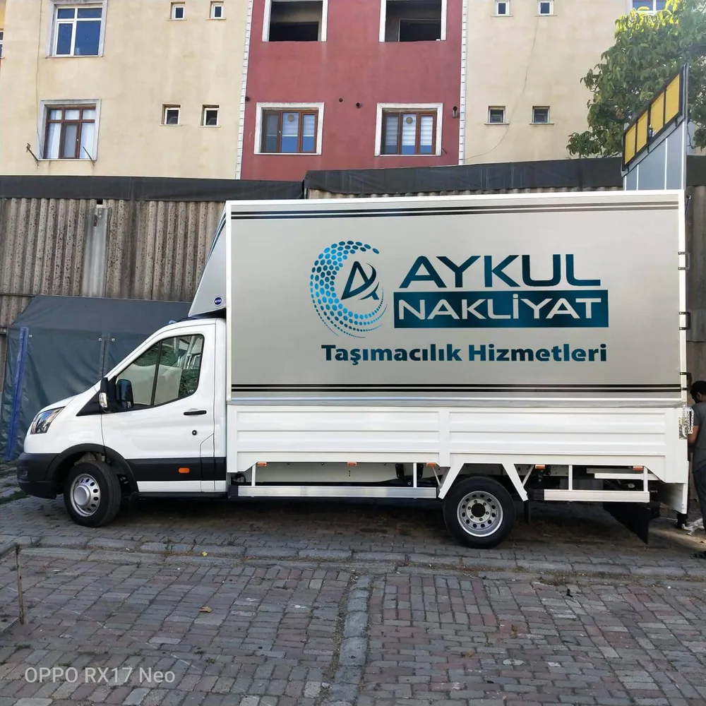 Aykul Nakliyat logolu kapalı kasa kamyonet