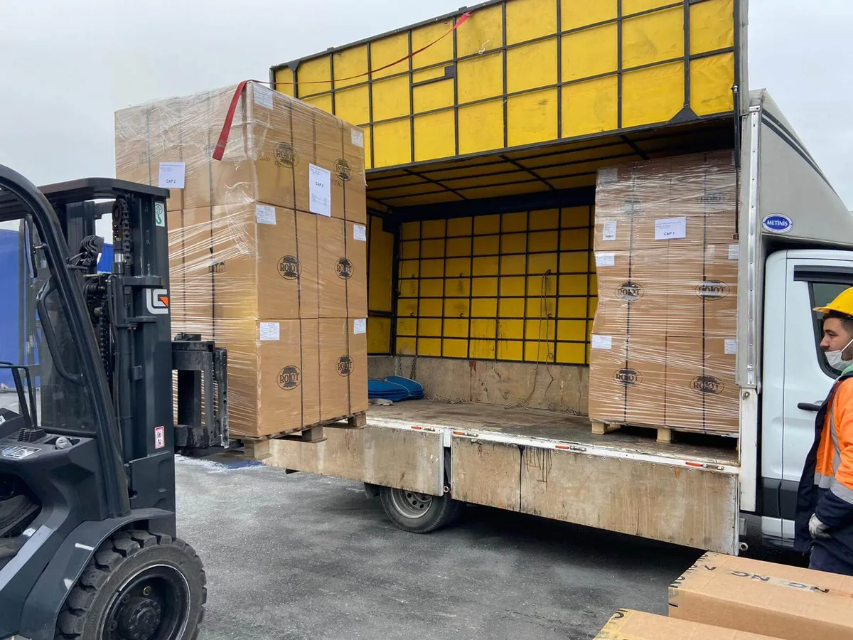 Dudullu Nakliye ve Yük Taşıma Hizmeti – Paletli yükün forklift ile araca yüklenmesi